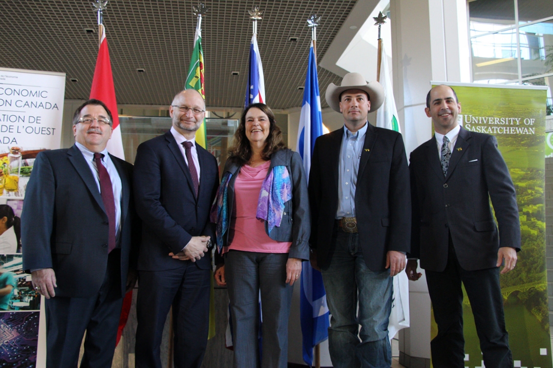 L to R: Doug Freeman (Dean, WCVM), David Lametti (Parliamentary Secretary to the Minister of Innovation, Science and Economic Development), Mary Buhr (Dean, College of Agriculture and Bioresources), Ryan Beierbach (Chair, Saskatchewan Cattlemen’s Association) and Ryder Lee (CEO, Saskatchewan Cattlemen’s Association). Photo: Kyrsten Stringer. 